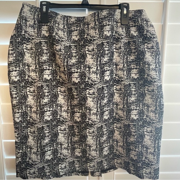 Kasper Dresses & Skirts - Kasper Black and white Knee-Length Pencil Skirt